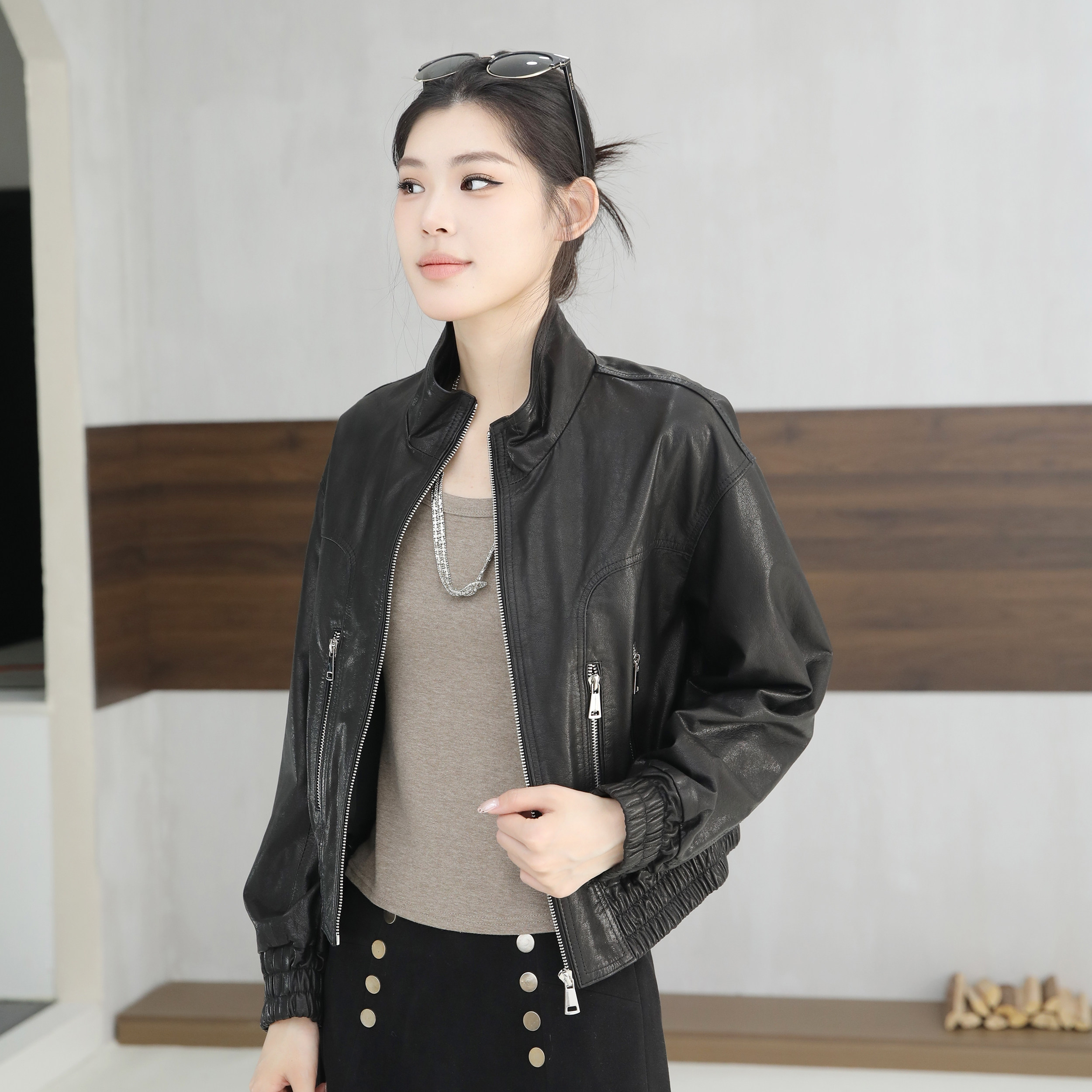 黑色真皮立领机车短款皮衣女