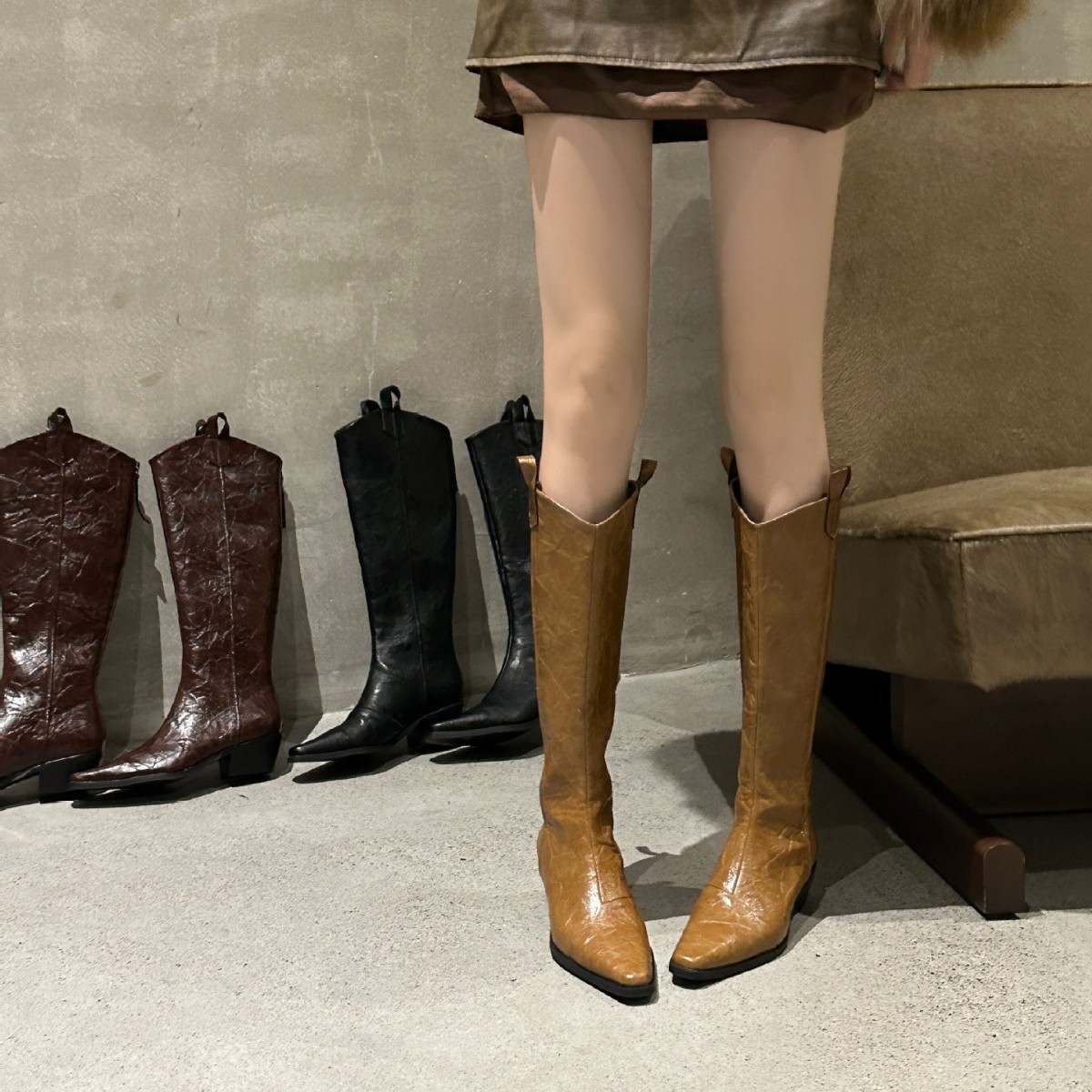 小众粗跟尖头中筒长靴女鞋2025新款秋冬季棕色V口骑士靴长筒靴子
