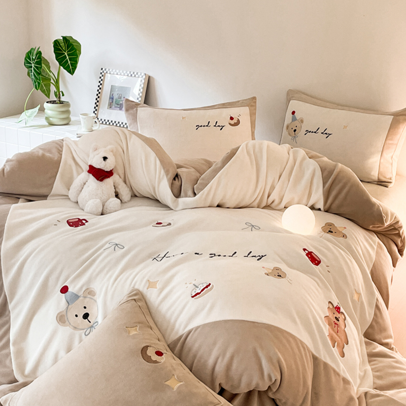 a类毛巾绣可爱卡通牛奶绒四件套珊瑚绒被套床上用品学生款三件套