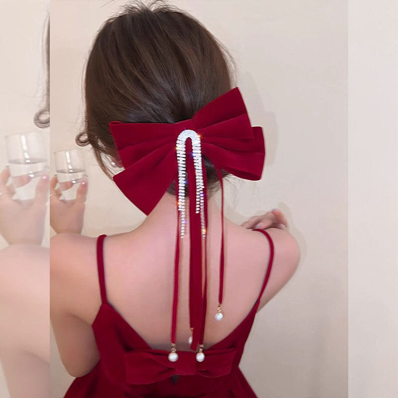 红色蝴蝶结头饰新娘敬酒