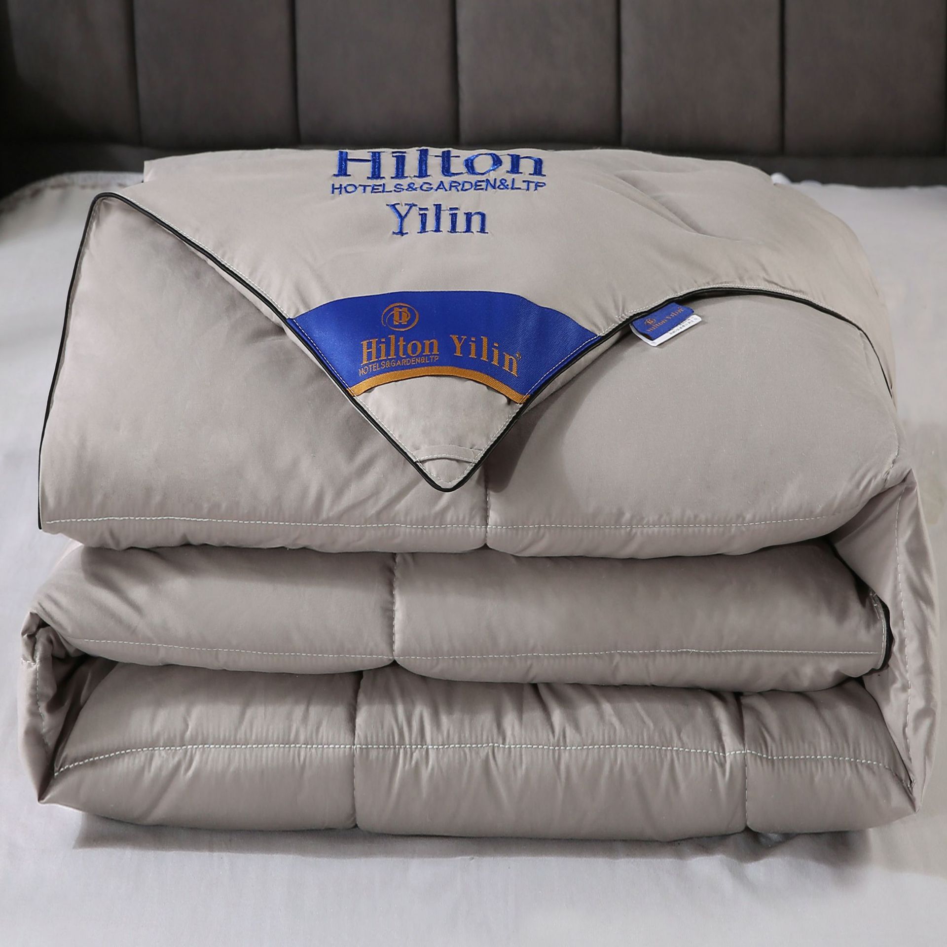 Hilton Yilin thick feather velvet quilt winter quilt hotel 床上用品 化纤被 原图主图