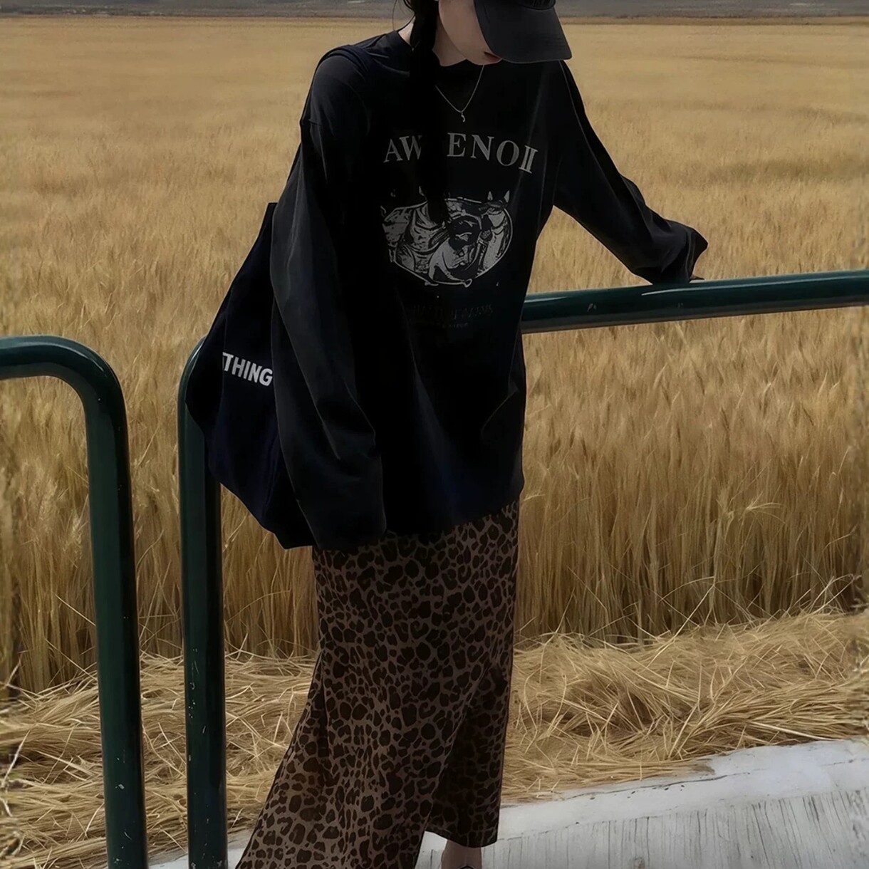 黑色套头无帽印花美式慵懒风卫衣女新款2025爆款时尚洋气上衣秋季