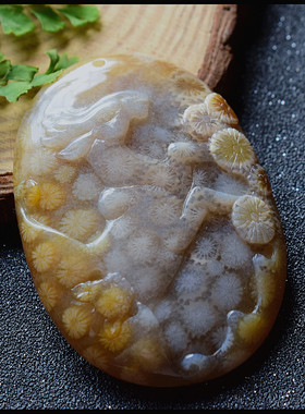 天然冰种珊瑚玉俏色雕件吊坠