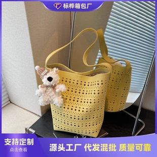 跨境小众设计简约镂空单肩腋下包包女2025夏季新款百搭通勤水桶包