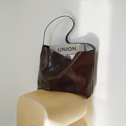 超大容量头层油蜡牛皮真皮女包