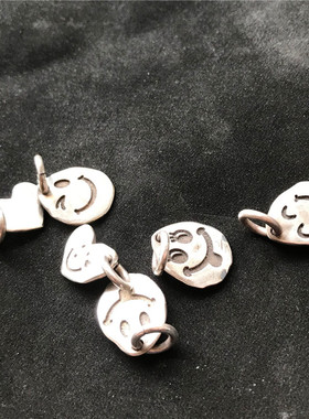 双面雕刻搞怪笑脸吊坠复古挂牌