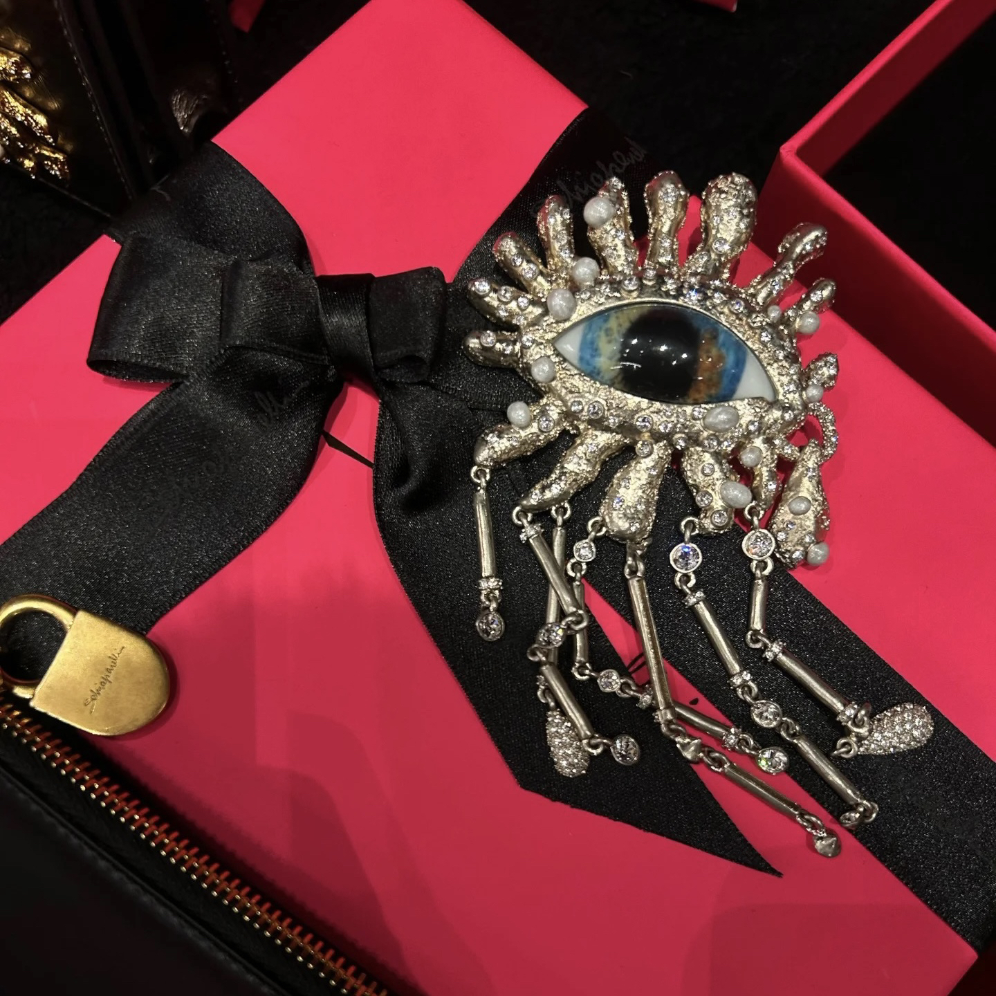 高定！Schiaparelli新品恶魔之眼流苏耳针珐琅工艺满钻水滴耳针