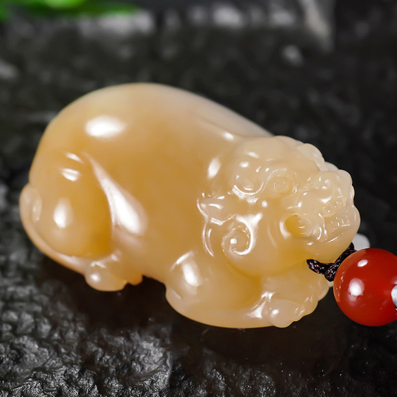 新疆大师张亚龙和田玉且末金山料糖羊脂玉貔貅形吊坠 21.36克