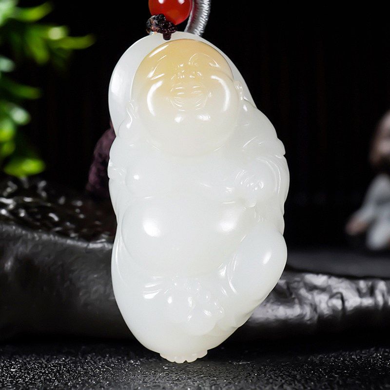 新疆大师郭磊和田玉且末金山料糖羊脂玉鸿运当头笑佛吊坠 33.52克