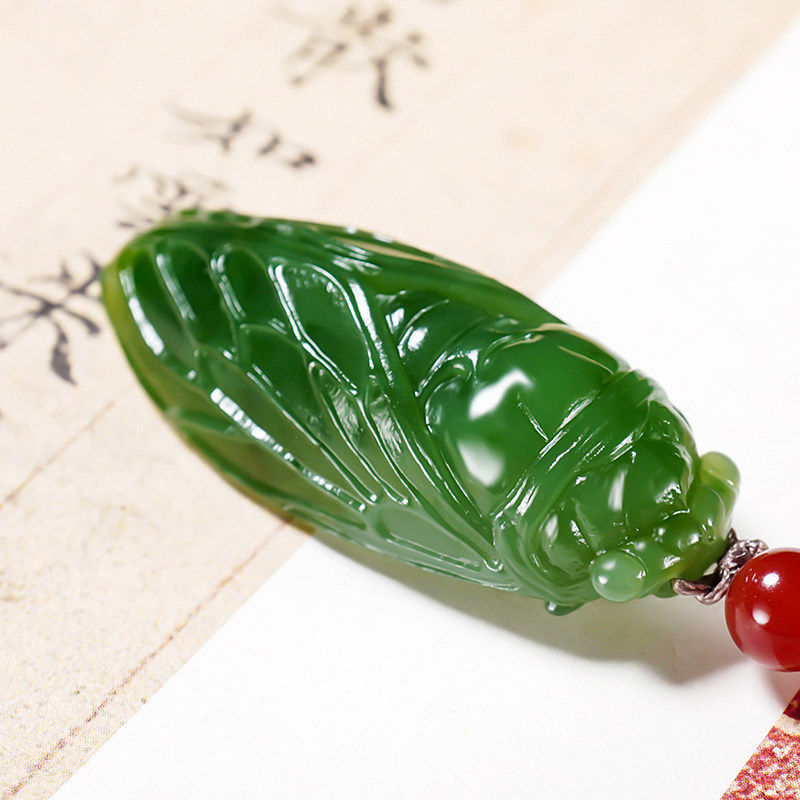 新疆大师郭磊和田玉俄料碧玉7号矿阳绿一鸣惊人玉蝉吊坠 14.44克
