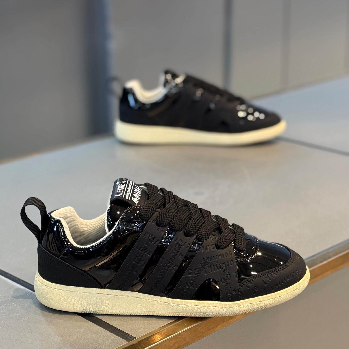 休闲德训鞋男秋冬新款2026快手男鞋超火软底亮皮面纯黑色低帮板鞋,流行男鞋,时尚休闲鞋,淘宝优惠券,粉丝福利购,淘宝优惠卷