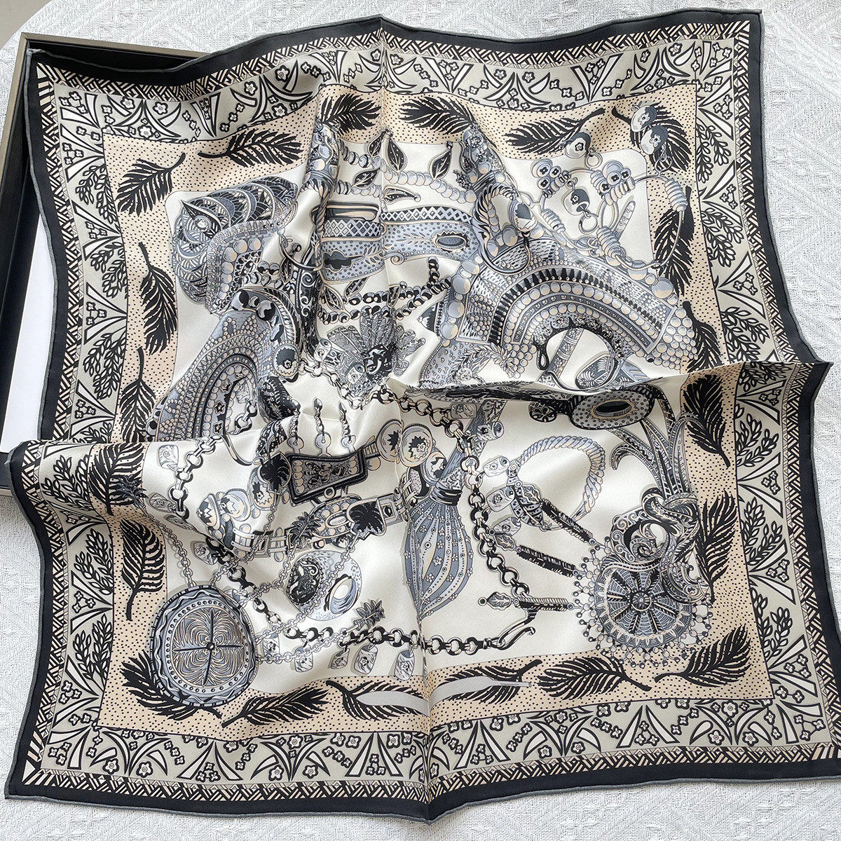 气质马具装饰印花真丝丝巾重磅斜纹100%桑蚕丝披肩女时尚70小方巾