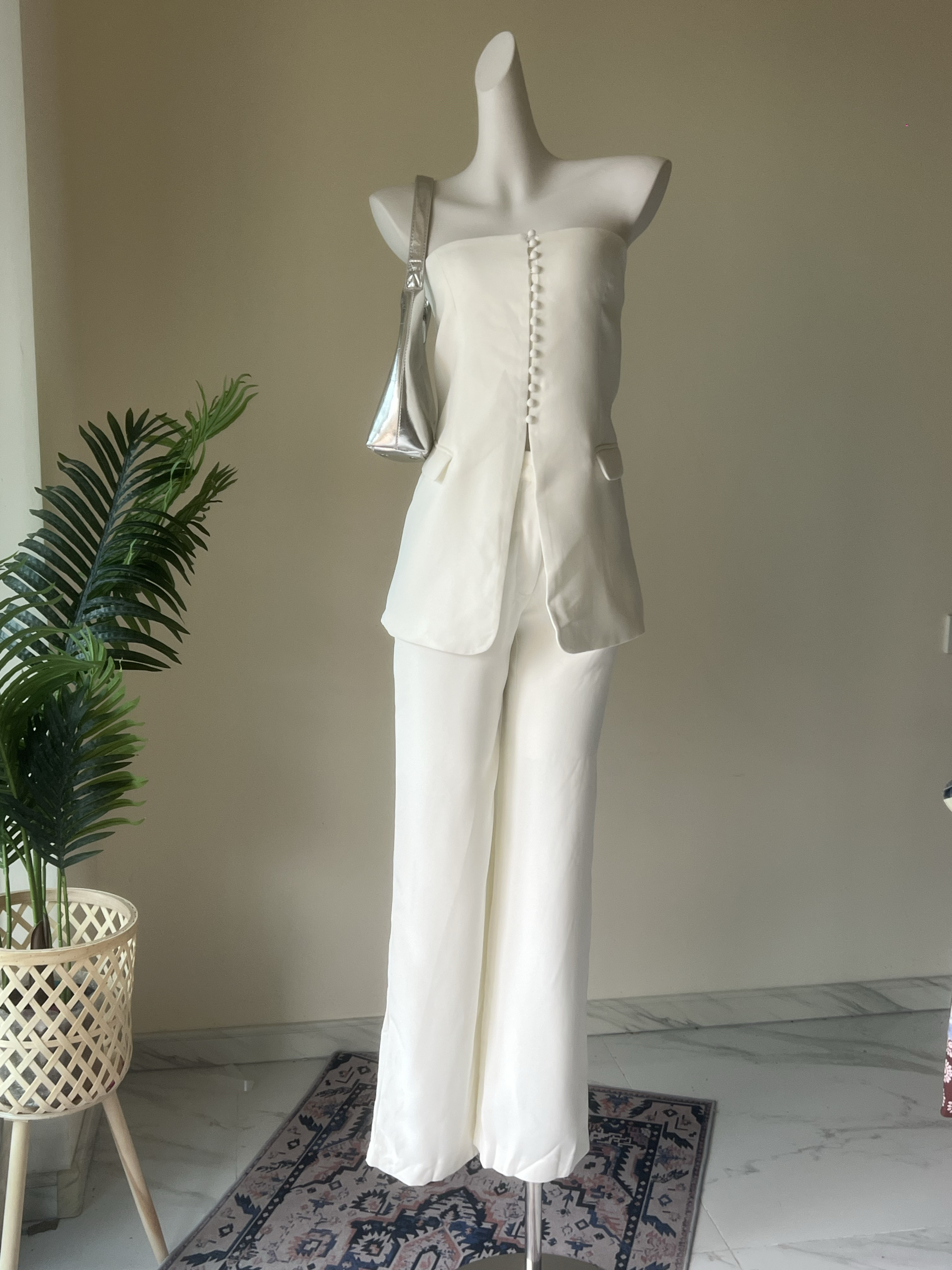 White Outfit (You Can Specify the Desired Size in the Order Notes or Contact the Store Owner to Exchange for a Different Size.)