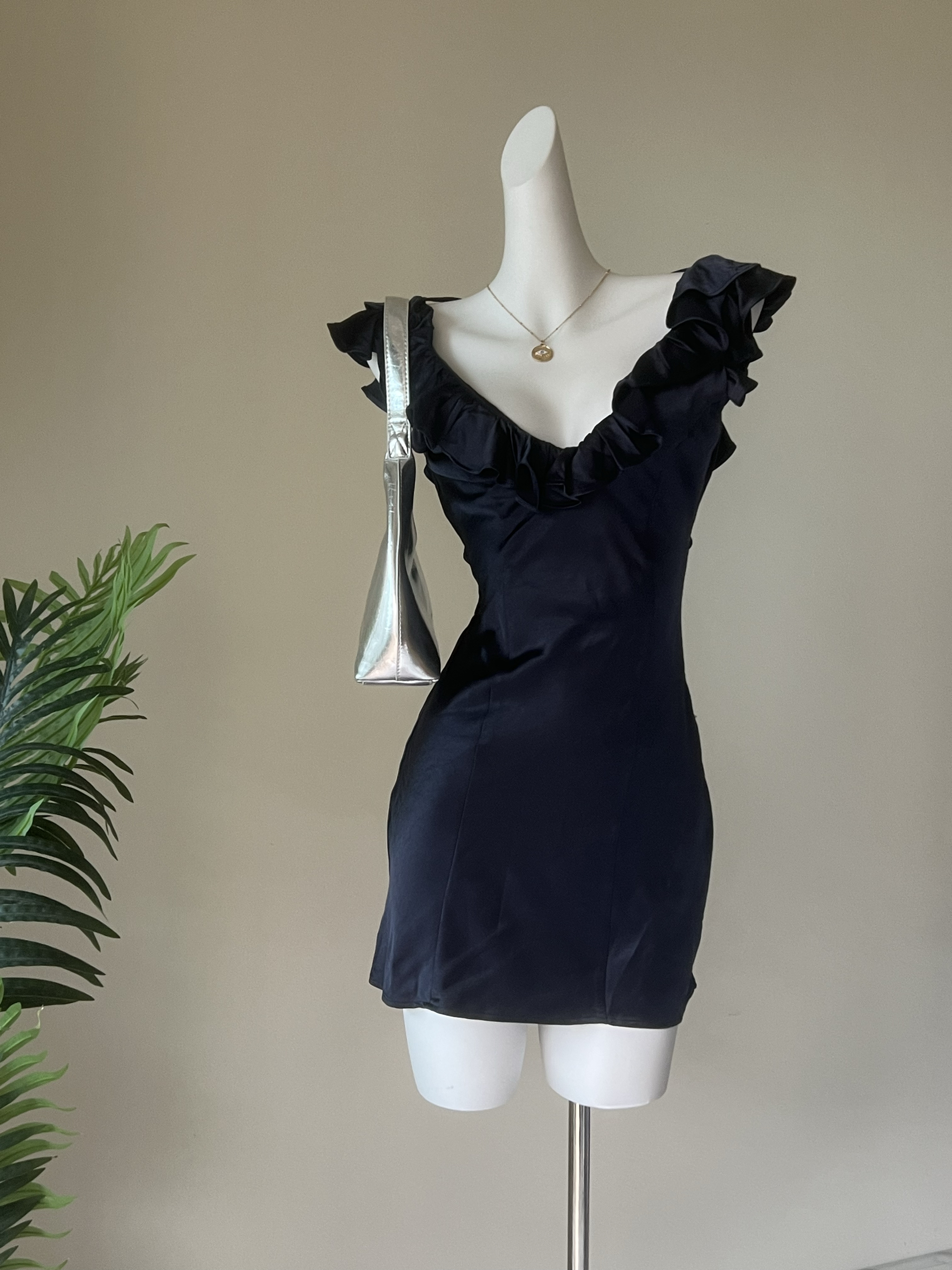 Dark blue (the default in the whole store is that defects are not refundable and can be exchanged for different sizes)