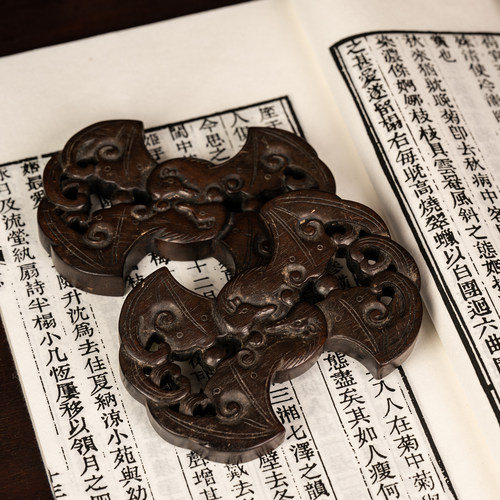 清中期红木透雕四福纹绣线板一对