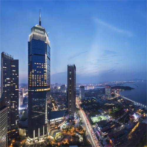 酒店位于世茂&middot;天际，地理位置优越 置身酒店中，可饱览烟台繁华的城市中心和醉人的海景风光 酒店借助沿海优势，突出建筑天际线，成为烟台夜景亮化的主要载体 套餐多房型可选，可满足您不同的出行需求