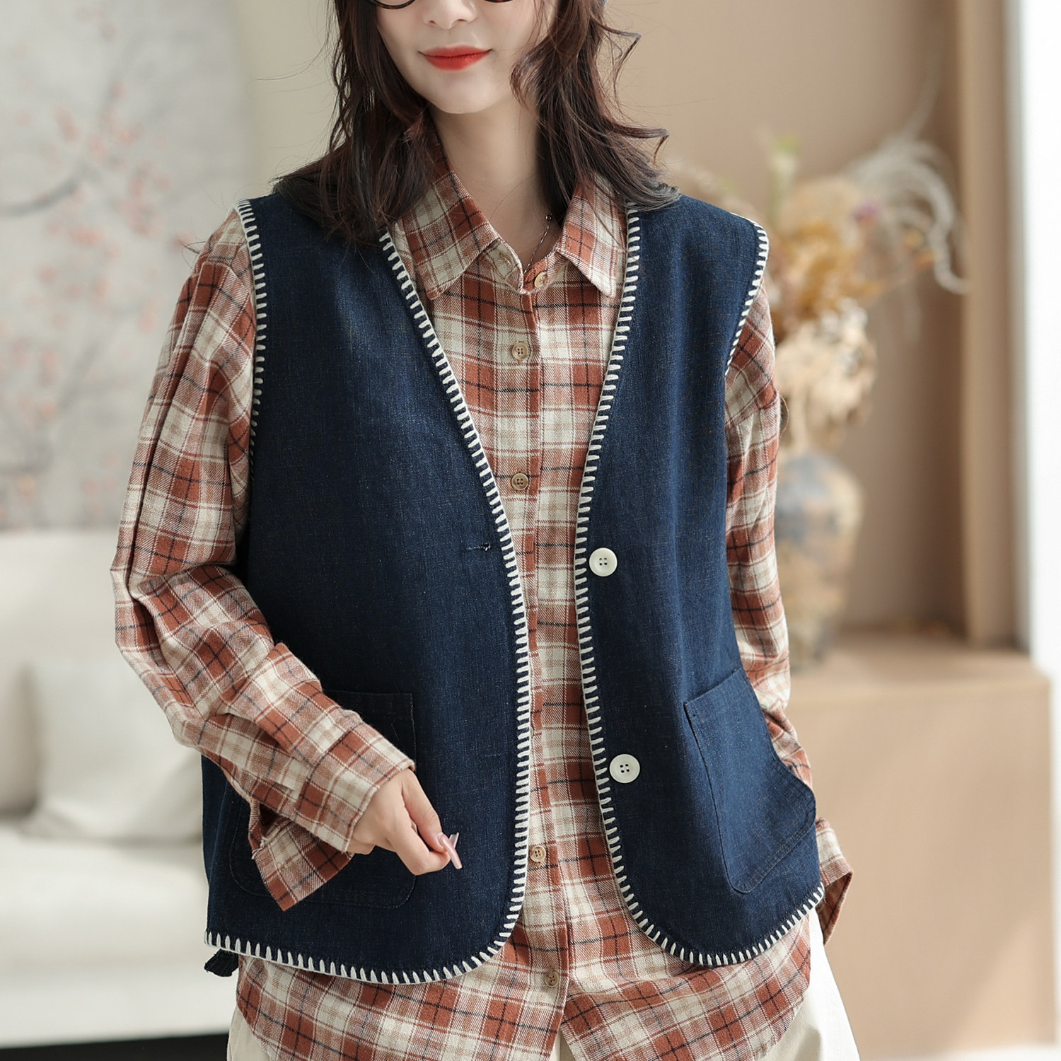 柒白2025秋季新款文艺宽松重工明线贝壳绣牛仔马甲女洋气叠穿坎肩