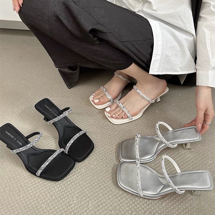 女2026年夏新款法式水钻一字带露趾凉拖鞋女性感方头细跟外穿配裙