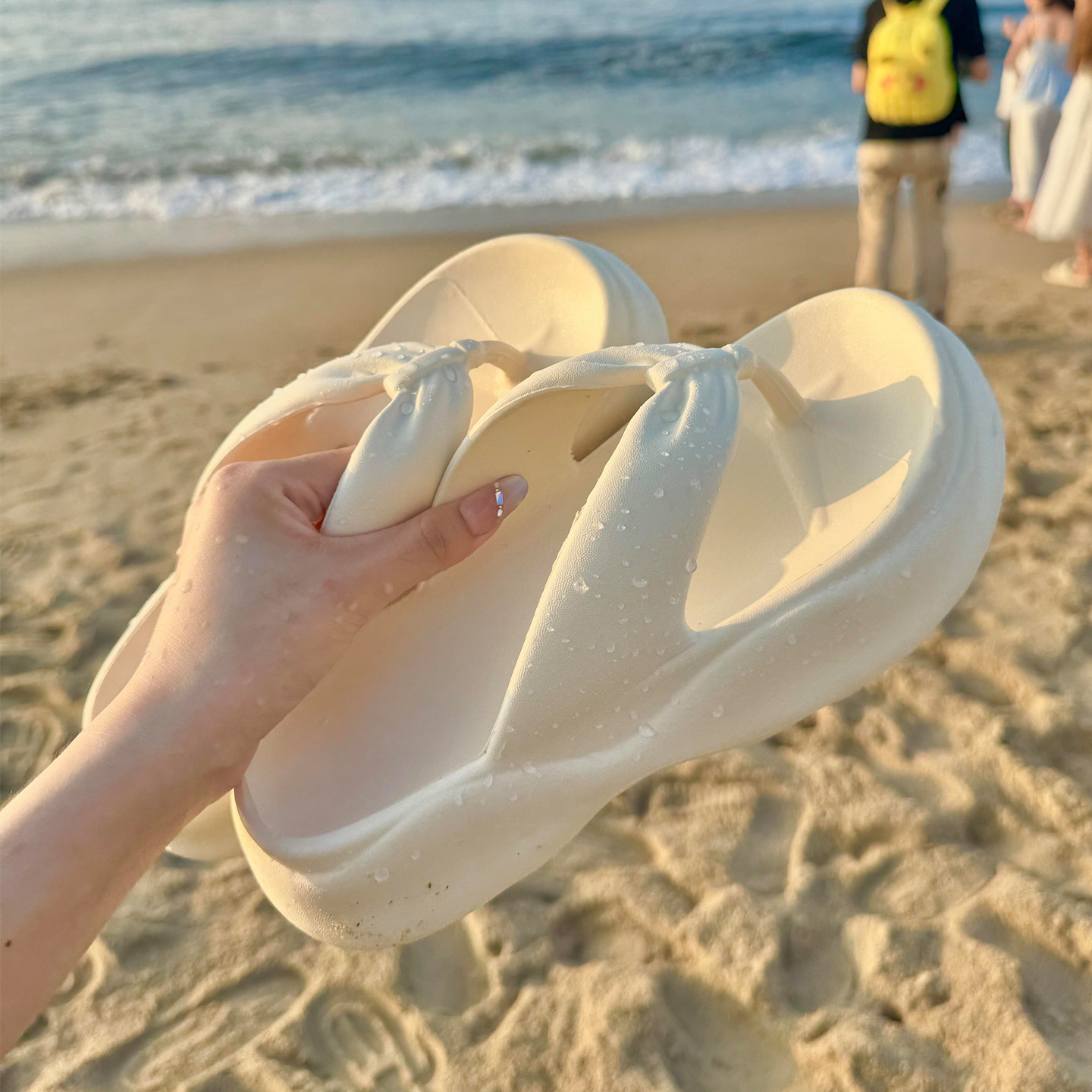 白色厚底人字拖女夏夹脚海边沙滩