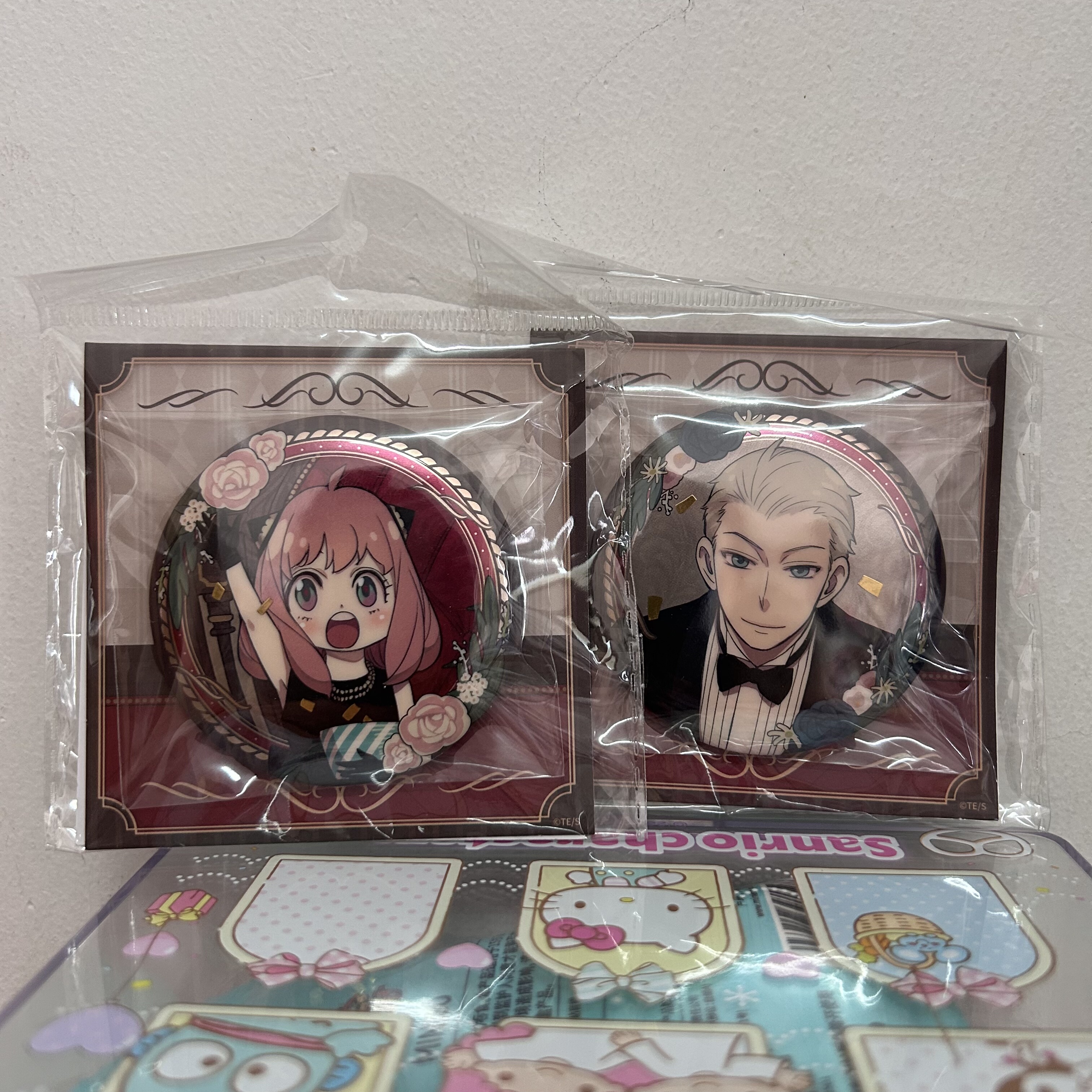 间谍过家家沙发四季礼服系列双闪盲抽椭圆徽章色纸名创优品MINISO