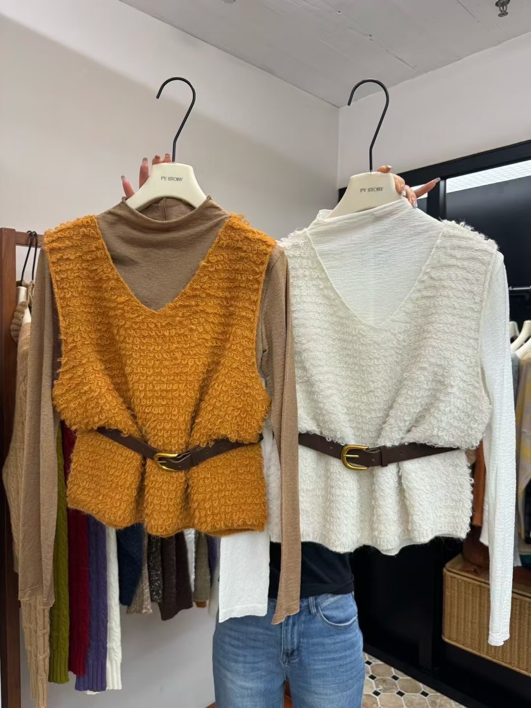 PY 2025秋冬新高品质半高领打底上衣V领毛毛马甲2件套套装配皮带