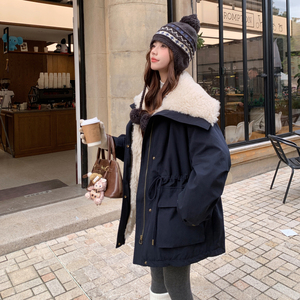 8820-P265-K398羊羔毛大翻领派克羽绒服90白鸭绒图片