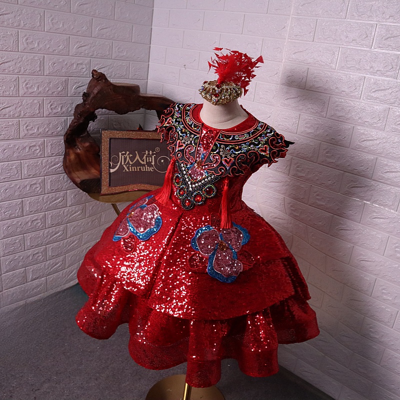 欣入荷主持演出国风红色礼服