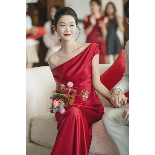 法式轻奢红色订婚新娘礼服连衣裙
