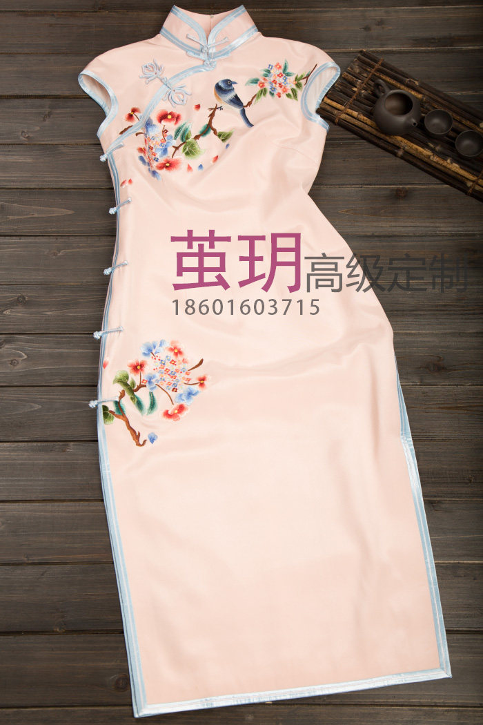 茧玥手工粉色哑光重绉绣花旗袍