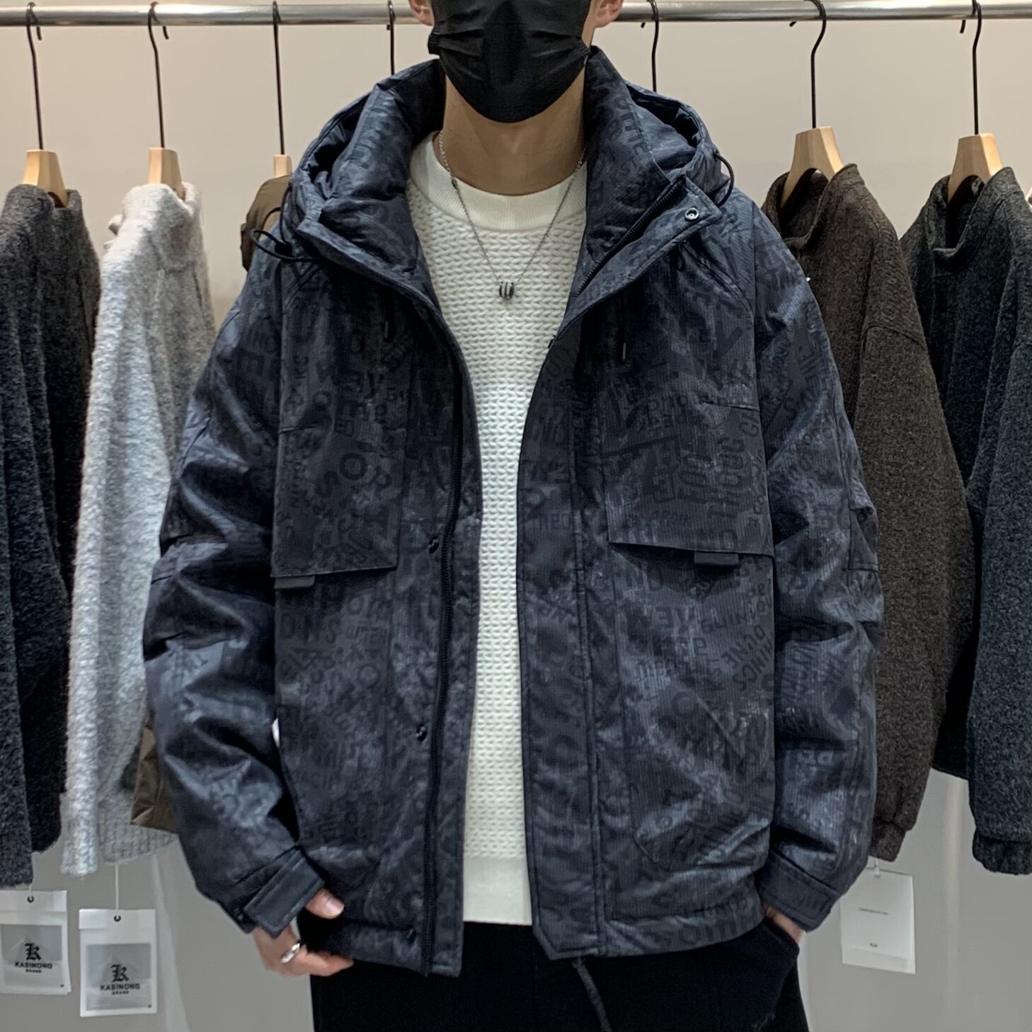 冬季男连帽羽绒服百搭潮流日系时尚满印字母设计感痞帅保暖羽绒衣