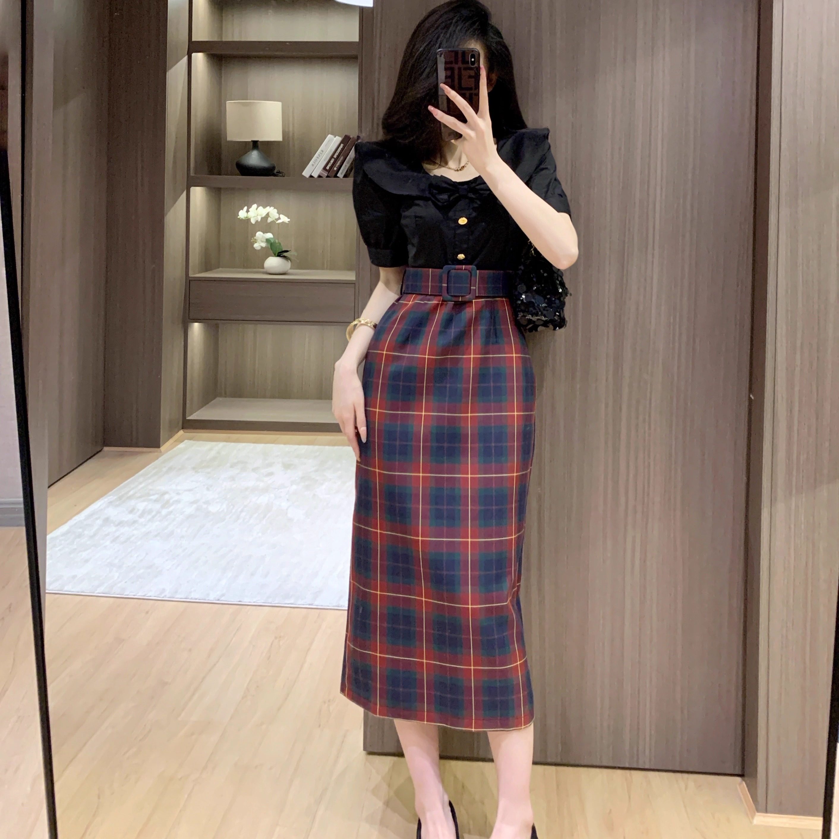 深圳南油知名品牌连衣裙女泡泡袖/娃娃领上衣设计感格子纹包臀裙