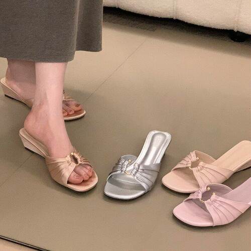 小众坡跟高级感精致一字拖鞋仙女鞋子外穿2026夏季法式配裙0626k