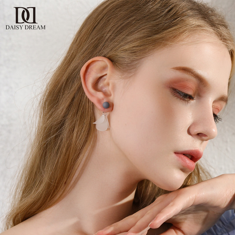 超仙设计感花朵耳环女泫雅风2022年新款潮网红耳钉韩国花瓣耳饰品在类目 饰品/流行首饰/时尚饰品新, 耳饰, 耳环中 - 来自Buy2taobao.com提供专业的淘宝代购服务