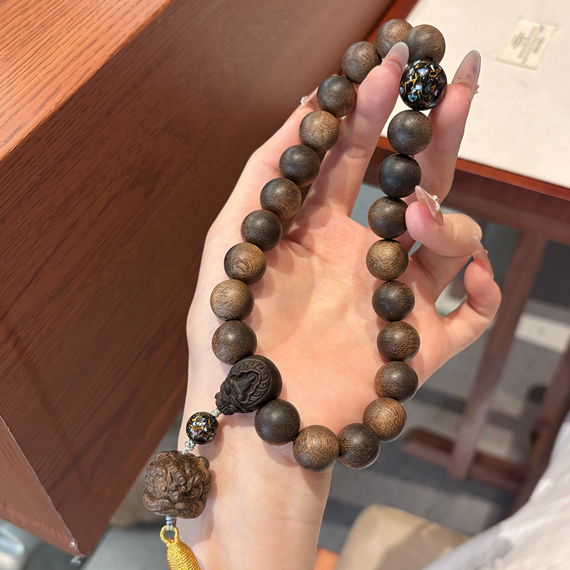 沉香手持挂件大漆珠狮子头吊坠