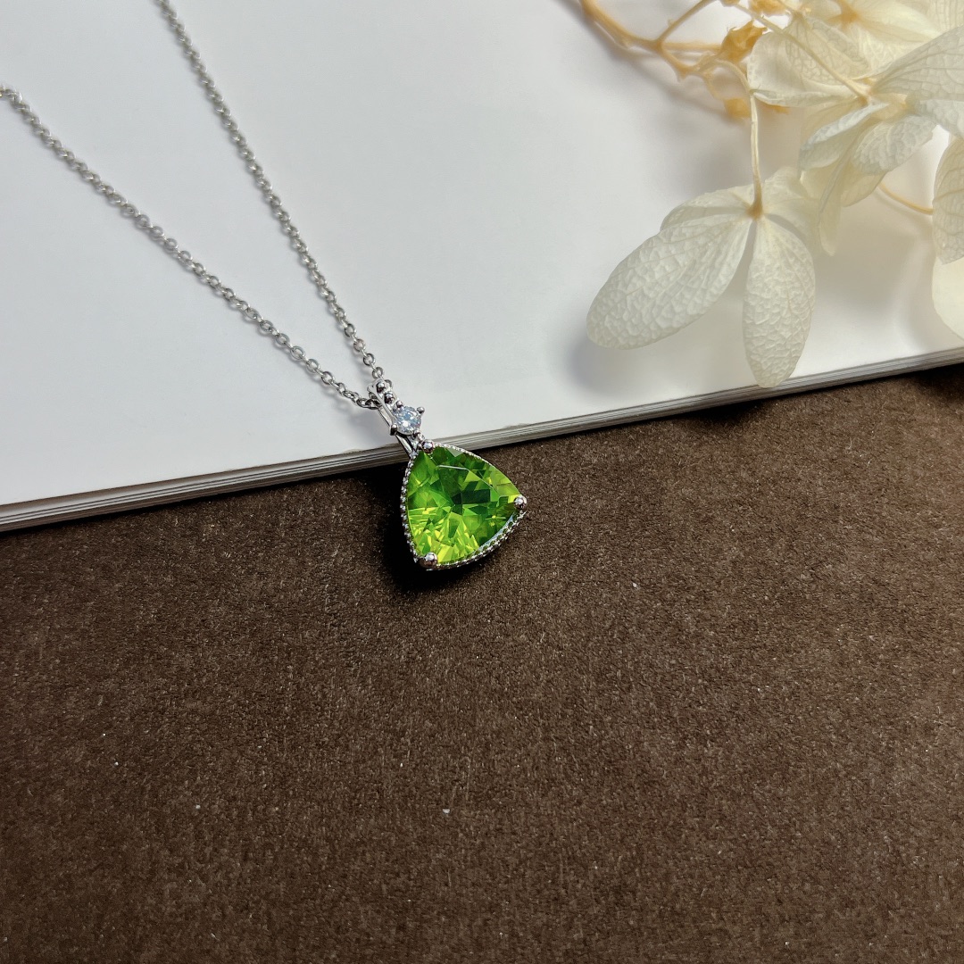 星赞轻奢珠宝S925银约3.5克拉天然橄榄石吊坠肥三角吊坠简约日常