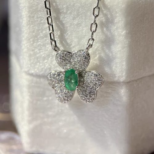 星赞轻奢珠宝S925银镶约0.22克拉天然祖母绿三叶草造型锁骨链项链