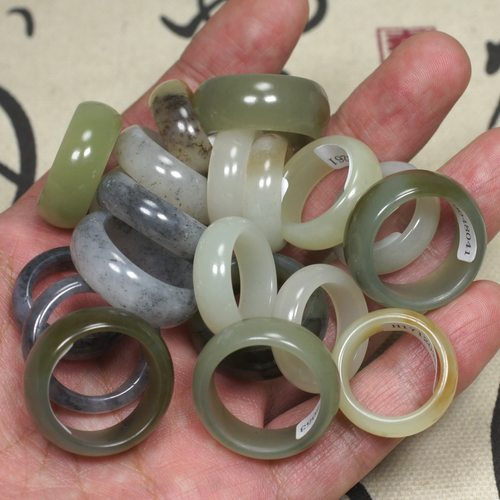 天然新疆和田玉戒指且末一口糖