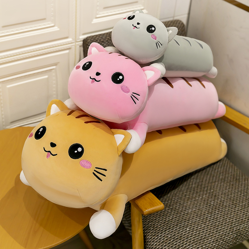 趴猫咪玩偶抱枕女生睡觉