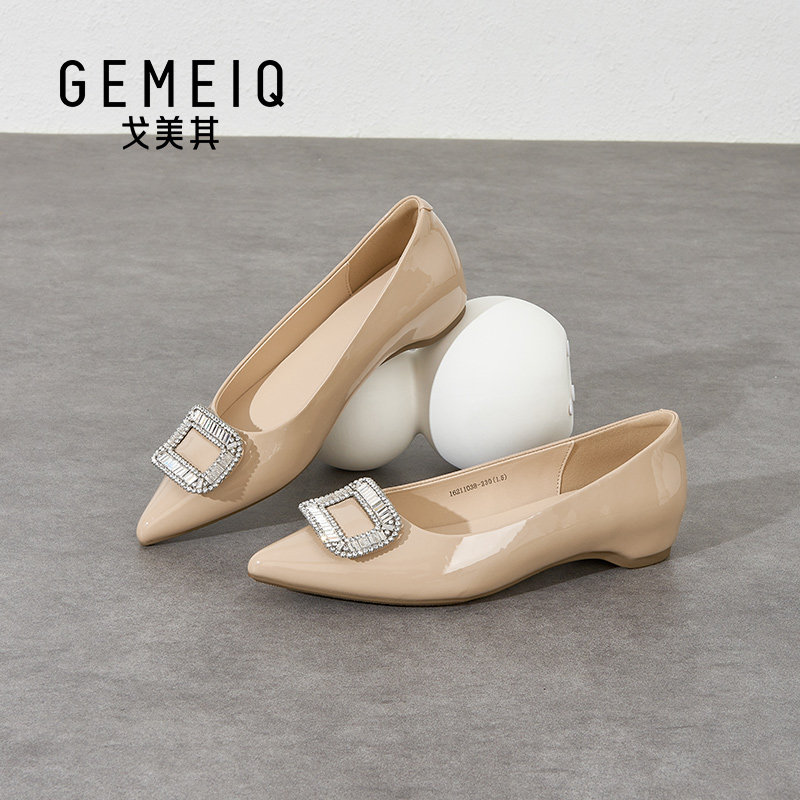 戈美其法式尖头2026年春季新款浅口单鞋水钻方扣平底不累脚通勤鞋