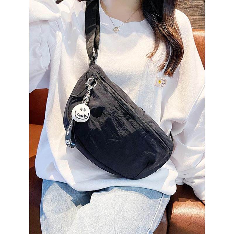 香港袋2025新时尚自行车运动胸包女轻量化小众设计单肩邮差包新潮