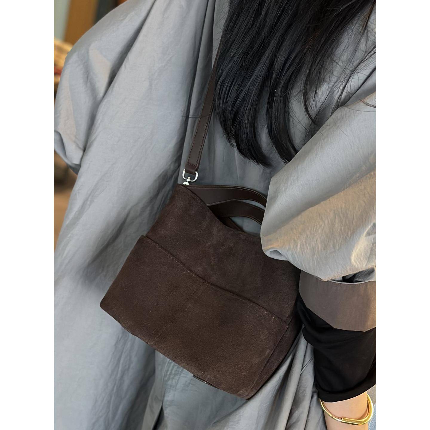 磨砂牛皮水桶包女2025新款覆古美拉德真皮手提包高级感单肩斜挎包