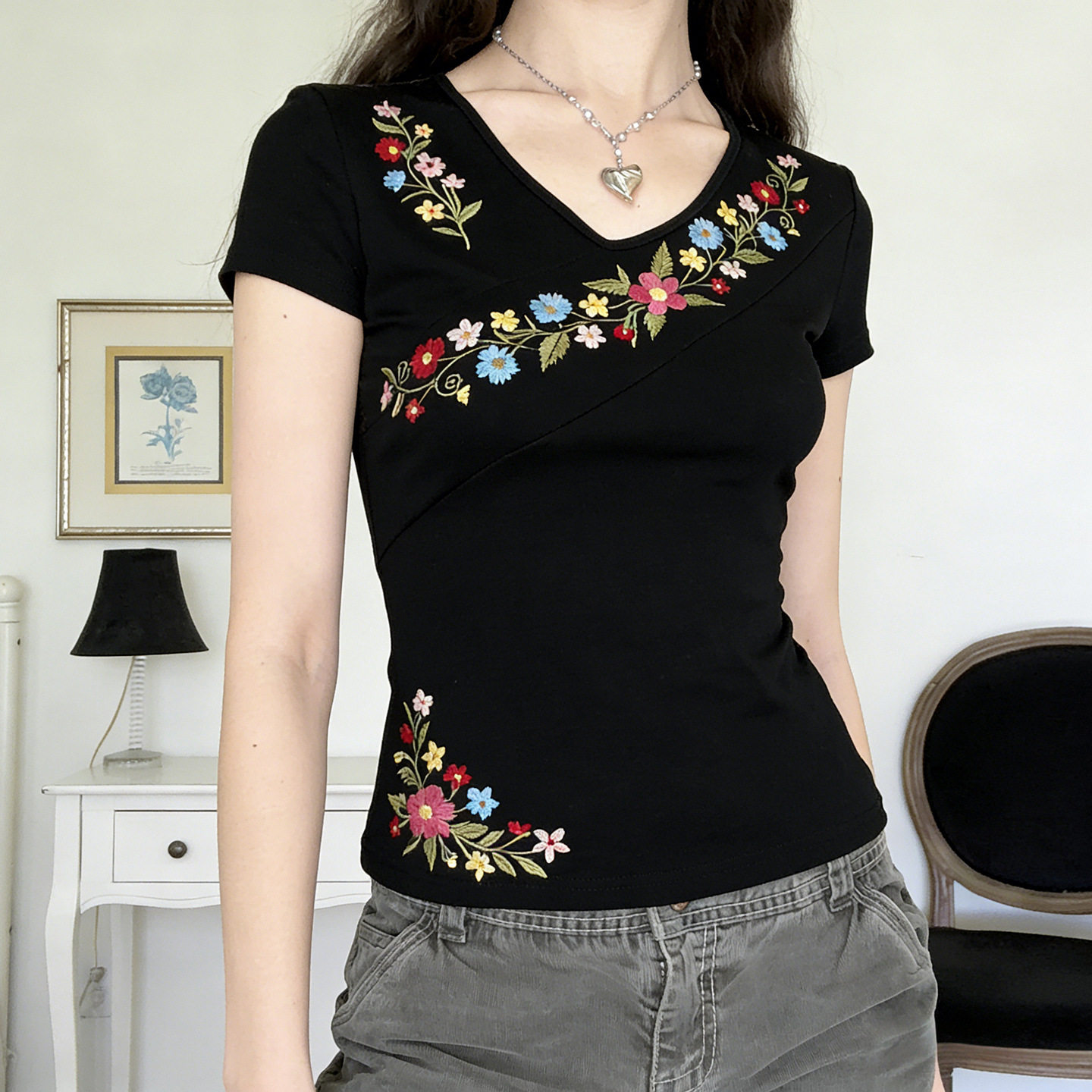 小众民族风彩色绣花V领短袖T恤夏季新款设计感修身显瘦正肩上衣女