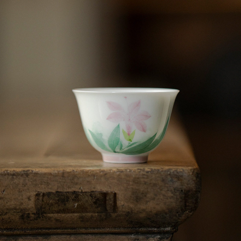 唐宋玉泥白瓷手绘鸢尾花品茗杯家用釉下彩茶杯小号功夫茶具杯子