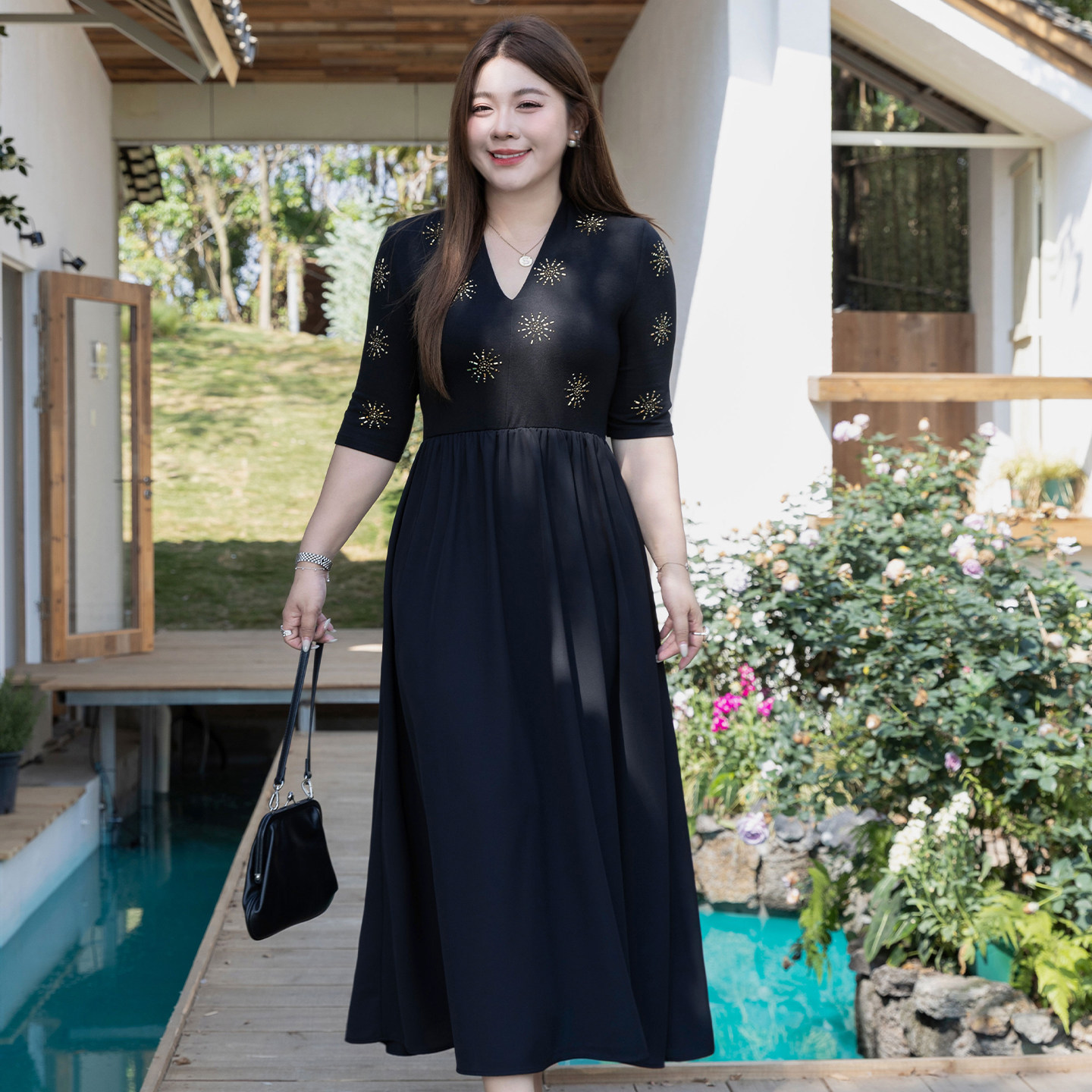 巨显瘦v领小黑裙烫钻大码女装2026年夏季新款胖mm收腰遮肚连衣裙