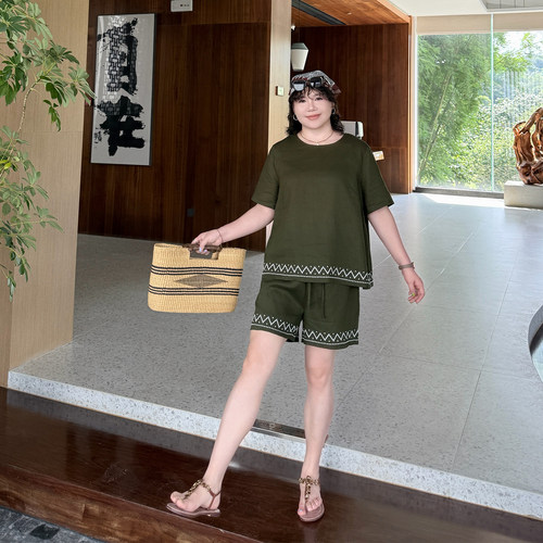 大码女装波浪绣花上衣短裤宽松