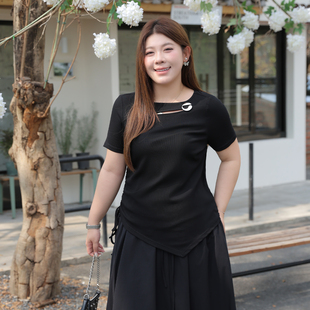 短袖 胖mm显瘦修身 上衣 特大码 不规则下摆金属扣T恤女200斤2026夏季