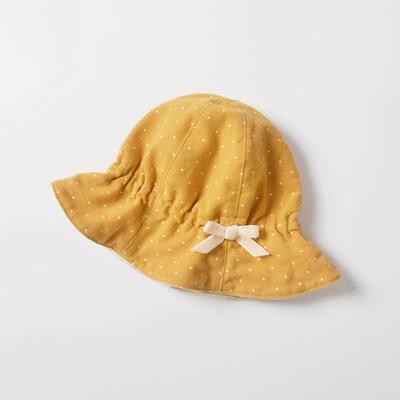 A girl in spring and fall has a double-tempered cap with a m