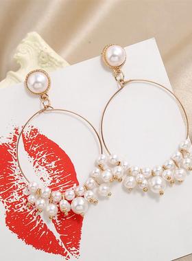 The Korean Fashion Exaggerates Fairys slimy big earrings.