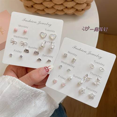 Every day, silver is a lovely week of ear nails with Japanes