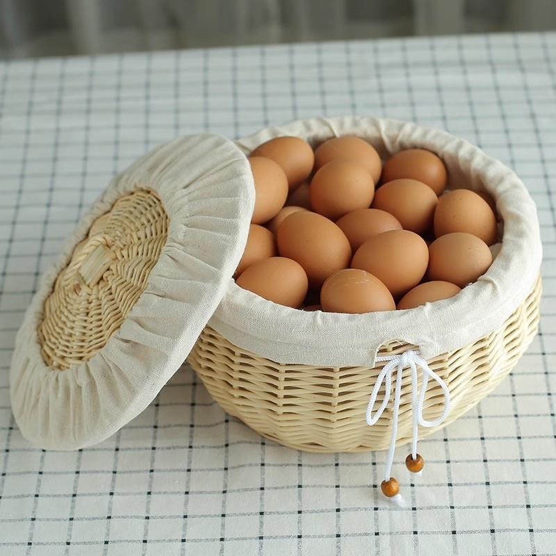 Willows with a bun and a basket of bread for home restaurant